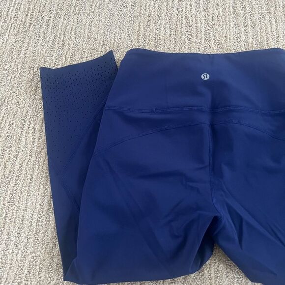 Lululemon Blue Patterened Bottoms Cropped 21” Leggings - Picture 6 of 8